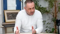 “Nihče, ki dela v zdravstvu, ni kriv, da je sistem tak, kot je. Krivi so 
vsi ostali, ki so sedaj tiho oz. iz ozadja ustvarjajo in konstantno 
potencirajo  izredne razmere. To so različne interesne skupine, ki 
imajo na računih pluse,” opozarja zdravstveni minister Danijel 
Bešič Loredan.