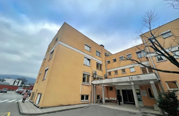 Tudi v vodstvu ajdovskega zdravstvenega doma  opozarjajo, da so 
razmere daleč od idealnih, vsak dan prinese nov izziv.   