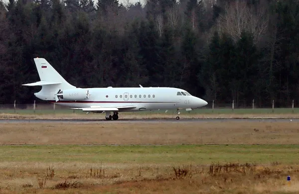 Falcon je leta 2001 kupila Drnovškova vlada, davkoplačevalci pa 
smo zanj odšteli več kot 30 milijonov evrov.