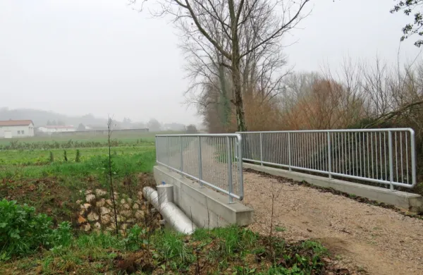 V Prvačini so že pred časom naredili premostitev, za brv čez 
sotesko Pekel pri Saksidu pa se gradbinci ne javljajo.