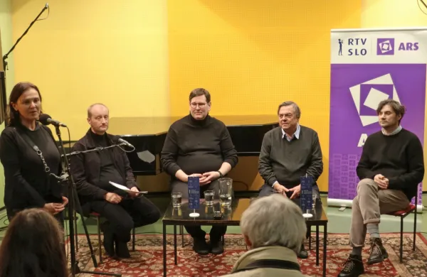 Ob začetku praznovanja 60-letnice Arsa so včeraj v radijskem studiu novo zvočno knjigo predstavili  (z leve) odgovorna urednica  programa 
Ingrid Kovač Brus, urednik  igranega programa Alen Jelen, režiser Klemen Markovčič, pisatelj Drago Jančar in igralec Branko Jordan.  