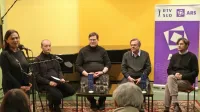 Ob začetku praznovanja 60-letnice Arsa so včeraj v radijskem studiu novo zvočno knjigo predstavili  (z leve) odgovorna urednica  programa 
Ingrid Kovač Brus, urednik  igranega programa Alen Jelen, režiser Klemen Markovčič, pisatelj Drago Jančar in igralec Branko Jordan.  