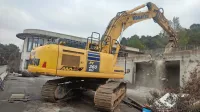 Končno je prišlo na vrsto rušenje objektov na pokopališču - ujeli 
smo prve udarce hidravličnega kladiva. 