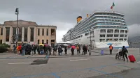 Na  potovanju bo ladjar organiziral izlete v najlepše kraje sveta. 