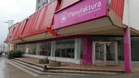 V pritličju zdaj praznih prostorov nekdanje blagovnice  naj bi 
namesto poslovne dejavnosti uredili - parkirišče. 