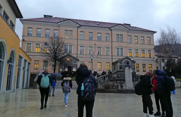 Prostorsko stisko v OŠ Miroslava Vilharja Postojna bi začasno 
morda lahko rešili s preselitvijo nekaj oddelkov v prostore Ljudske 
univerze.  