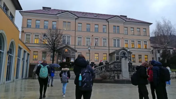 Prostorsko stisko v OŠ Miroslava Vilharja Postojna bi začasno 
morda lahko rešili s preselitvijo nekaj oddelkov v prostore Ljudske 
univerze.  