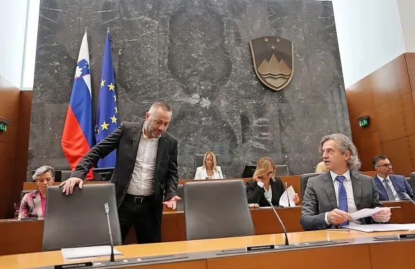 Premier Golob zatrjuje, da zdravstveni minister Bešič Loredan še 
vedno uživa njegovo zaupanje. 