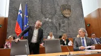 Premier Golob zatrjuje, da zdravstveni minister Bešič Loredan še 
vedno uživa njegovo zaupanje. 