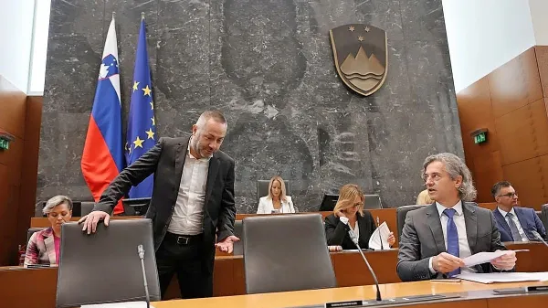 Premier Golob zatrjuje, da zdravstveni minister Bešič Loredan še 
vedno uživa njegovo zaupanje. 