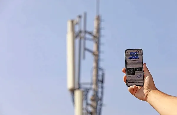 Lovilec IMSI je lažna bazna postaja, na katero se povežejo vsi mobilni aparati v njeni okolici, saj je signal lovilca močnejši od signala primarne 
bazne postaje.