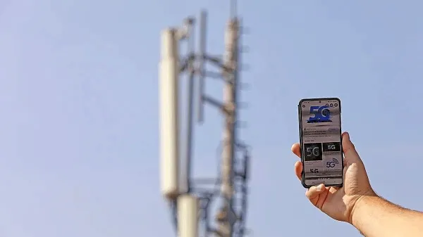 Lovilec IMSI je lažna bazna postaja, na katero se povežejo vsi mobilni aparati v njeni okolici, saj je signal lovilca močnejši od signala primarne 
bazne postaje.