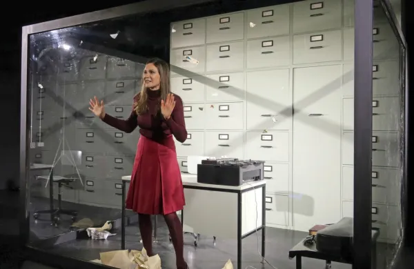 Igralka Tina Gunzek nastopi v stekleni celici, nekakšnem križancu med akvarijem in arhivom.  