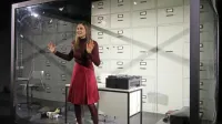 Igralka Tina Gunzek nastopi v stekleni celici, nekakšnem križancu med akvarijem in arhivom.  