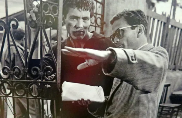 Pier Paolo Pasolini (desno) z igralcem Francom Cittijem na 
snemanju filma Accattone (Berač) leta 1961; z razstave Slovenske 
kinoteke v Idriji.