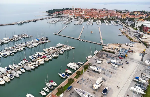 S 760 do  800 privezi izolska marina prekaša  portoroško, ki ima v 
morju le   650 do 670 privezov (300 do 320 jih ima na kopnem in 
kakšnega  manj kot 300  v kanalu Fazan).  