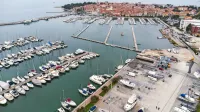 S 760 do  800 privezi izolska marina prekaša  portoroško, ki ima v 
morju le   650 do 670 privezov (300 do 320 jih ima na kopnem in 
kakšnega  manj kot 300  v kanalu Fazan).  
