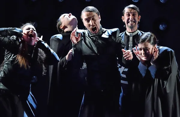 Predstava Nenadoma, reka nas  pospremi v leta 1948, 2023, 2097 - od totalitarizma do vsesplošne teme. 