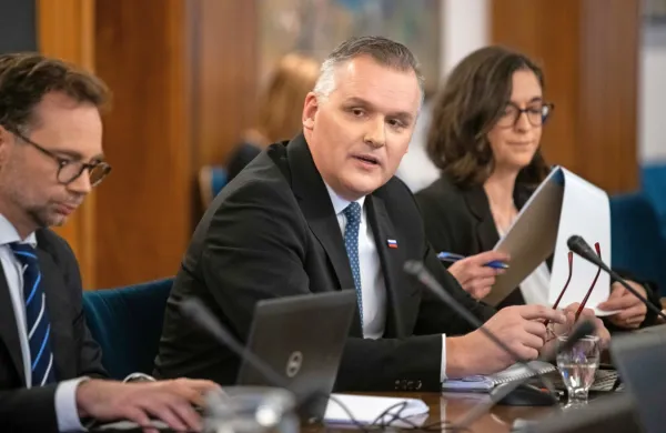 Bojan Kumer je moral odgovarjati tudi na pomisleke, da bo na 
novem ministrstvu okolje v podrejenem položaju v primerjavi z 
energetiko. 