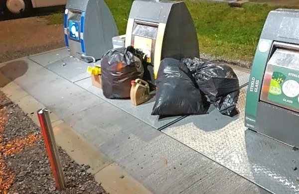 Pri novem podzemnem ekološkem otoku pri pokopališču so 
malomarneži že začeli kopičiti odpadke. 