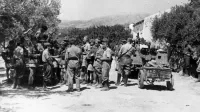 Italijanski in nemški vojaki na otoku Kreta med drugo svetovno 
vojno. Fotografijo hrani Muzej novejše zgodovine Slovenije.