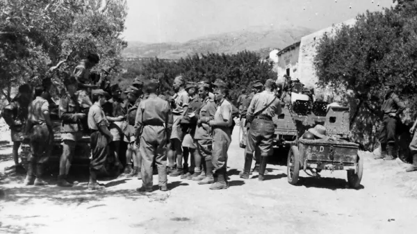 Italijanski in nemški vojaki na otoku Kreta med drugo svetovno 
vojno. Fotografijo hrani Muzej novejše zgodovine Slovenije.