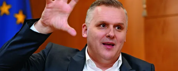 Minister Bojan Kumer meni, da bo ključni izziv raba energije v 
prometu, kjer je danes porabimo največ. 