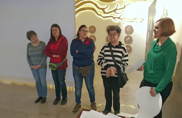 Skupina uporabnikov sežanskega VDC dvakrat tedensko skrbi za čistočo okolice ene od trgovin.