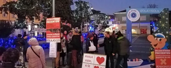 Dan pred napovedano zdravniško stavko je po več slovenskih mestih, tudi v Izoli (na fotografiji),   civilna iniciativa Glas ljudstva 
organizirala  stavko pacientov. Med drugim so zahtevali dostop do družinskega zdravnika za vse, ukinitev dopolnilnega 
zdravstvenega zavarovanja in ustavitev odtekanja javnega denarja k zasebnikom.
