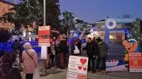Dan pred napovedano zdravniško stavko je po več slovenskih mestih, tudi v Izoli (na fotografiji),   civilna iniciativa Glas ljudstva 
organizirala  stavko pacientov. Med drugim so zahtevali dostop do družinskega zdravnika za vse, ukinitev dopolnilnega 
zdravstvenega zavarovanja in ustavitev odtekanja javnega denarja k zasebnikom.