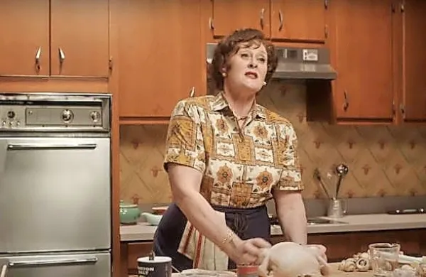 Sarah Lancashire se je prelevila v pionirko ameriških kuharskih 
šovov Julio Child, ki je v 60. letih povzročila pravcato kuharsko 
revolucijo pri ameriških gospodinjah.