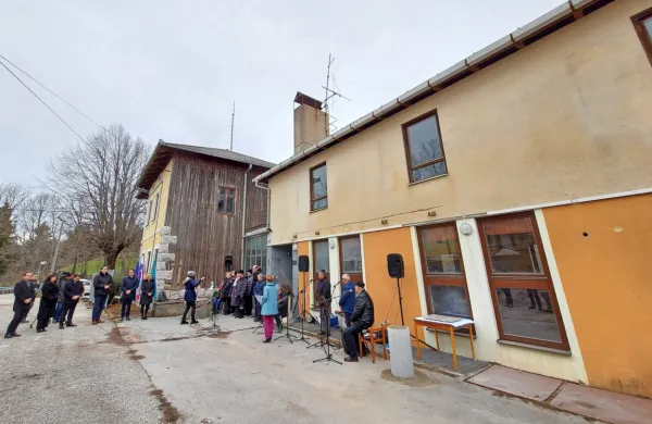 Včeraj se je simbolično začela prenova logarske hiše v enoto VDC 
za 20 uporabnikov. 