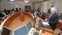 Izolski župan Milan Bogatič (stoji)  izredno proračunsko sejo napoveduje za   23. marec.