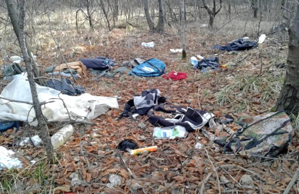 Odpadki se nahajajo na težko dostopnem terenu. Do nekaterih 
lokacij morajo komunalni delavci prehoditi tudi več kot kilometer.