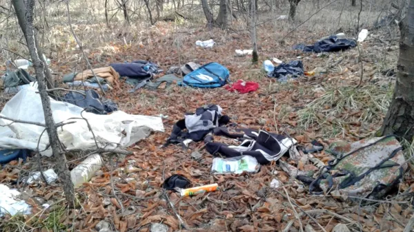 Odpadki se nahajajo na težko dostopnem terenu. Do nekaterih 
lokacij morajo komunalni delavci prehoditi tudi več kot kilometer.