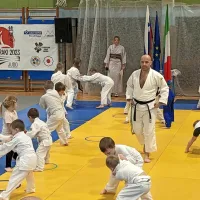 TZudi najmlajši judoisti in judoistke so pod budnim očesom 
trenerja Sama Masleše pokazali, kaj znajo.