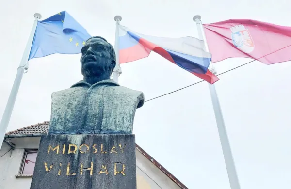 Ob glavni cesti v  Planini od leta 1931 proti rojstni hiši strmi Miroslav Vilhar. Njegov kip stoji  tudi v središču Postojne.  