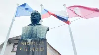Ob glavni cesti v  Planini od leta 1931 proti rojstni hiši strmi Miroslav Vilhar. Njegov kip stoji  tudi v središču Postojne.  