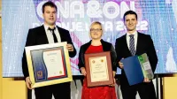 V akciji Radia 94 je Ona leta 2022 postala Damjana Kinela, 
priznanje  Gospodarske zbornice Slovenije je prejelo  podjetje 
Proplace iz Podskrajnika pri Cerknici (njegov  predstavnik na 
desni), Obrtno-podjetniške zbornice Slovenije pa Mizarstvo Bečaj 
iz Logatca. 