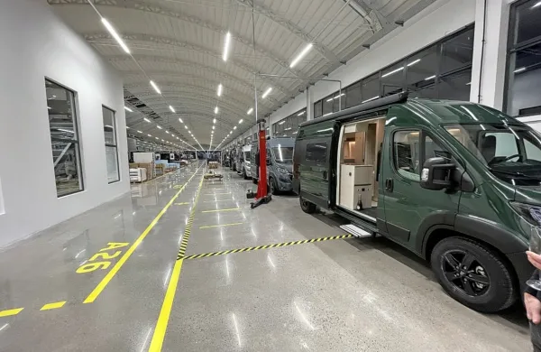 V eni od prenovljenih hal bivše Javorjeve cone v središču Pivke že nastajajo prvi avtodomi.