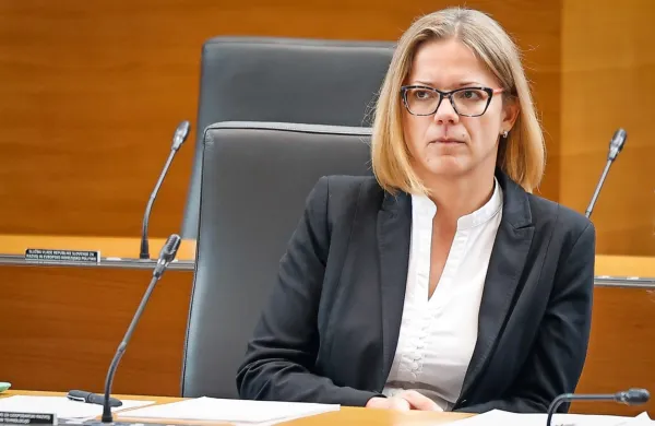 Če se bo namera ministrice Sanje Ajanović Hovnik uresničila, bo 
tudi sama deležna krepko višje plače.
