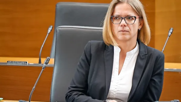 Če se bo namera ministrice Sanje Ajanović Hovnik uresničila, bo 
tudi sama deležna krepko višje plače.
