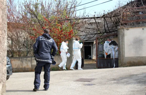 Policisti  in kriminalisti so  v hiši umorjenega našli  tudi več  različnih  
prepovedanih  drog.  
