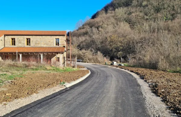 Lansko jesen so na novo  asfaltirali odsek, dolg nekaj več kot 
kilometer.