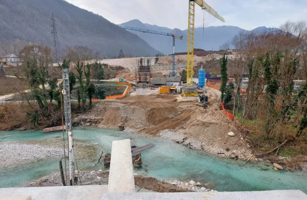 Na trasi obvoznice med drugim gradijo stebre za bodoči most prek 
Tolminke. 