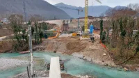 Na trasi obvoznice med drugim gradijo stebre za bodoči most prek 
Tolminke. 