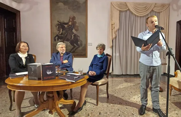  Z Dušanom Jelinčičem sta se v Pretorski palači v Kopru  pogovarjali 
(z leve) Jadranka Šturm Kocjan in Jasna Čebron, igralec Rok Matek 
pa je interpretiral  odlomke iz romana Šepet nevidnega morja, 
dvanajst tablet svinca.  