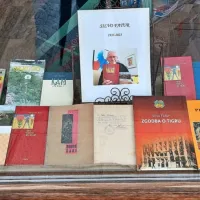  Mimoidoče iz izložbe koprske knjigarne in založbe  Libris te dni pozdravlja Silvo Fatur z lepo razstavo svojih knjig. 