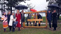 Glasbeno igralo, ob njem pa predstavniki Mednarodnega 
združenja žensk Ljubljana, Občine Ankaran, Slovenske filantropije, Rotary kluba Ljubljana International in Urada Vlade RS za 
oskrbo in integracijo migrantov. 