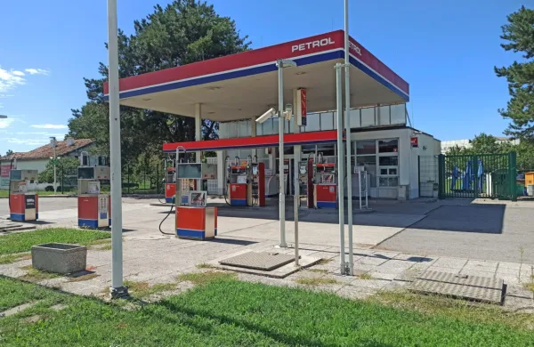 Manjši Petrolov bencinski servis na Vojkovi ulici v Novi Gorici je bil 
sredi avgusta lani tarča oboroženega  roparja.